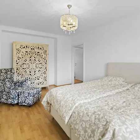 Blue Door Apartment *
