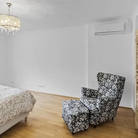 Blue Door Apartment *